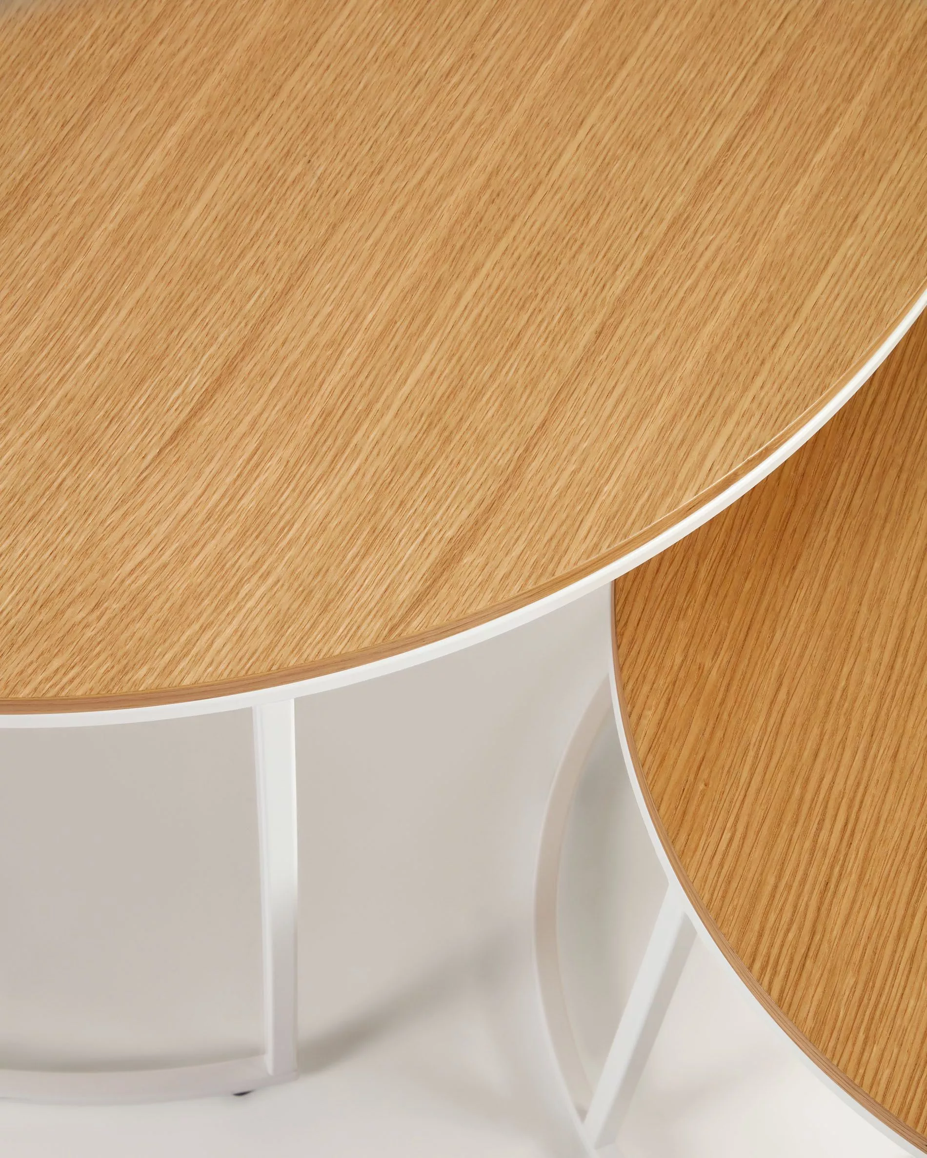 Набор из 2 приставных столиков La Forma Yoana дубовый шпон и белый металл d 80 см / d 50 см